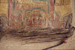 Image du Maroc Professionnelle de  Détail d'un coussin en cuir du Sud (pouf) qui fait partie de l'artisanat du sud du Maroc, cet objet teint avec des couleurs naturelles est exposé à l'extérieur d'un  Bazar accolé à la Kasbah de Taourirt à  Ouarzazate au sud du Maroc le 23 Août 1997. (Photo / Abdeljalil Bounhar)

